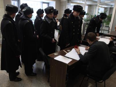 Soldaten bei der Stimmabgabe in Moskau. Foto: Sergei Ilnitsky Soldaten bei der Stimmabgabe