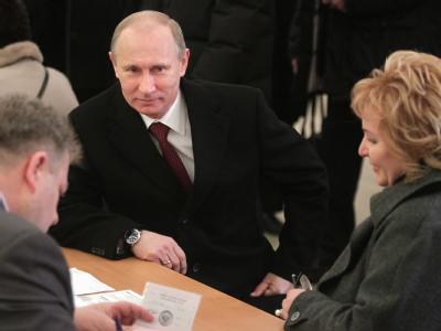 Wladimir Putin und seine Frau Ljudmila warten auf ihre Stimmzettel. Foto: Sergei Chirikov Putin und seine Frau Ljudmila