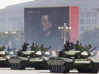 Panzer bei einer Parade in Peking. China wird in diesem Jahr seinen Militärhaushalt mit 11,2 Prozent wieder deutlich steigern. Foto: Oliver Weiken China rüstet auf