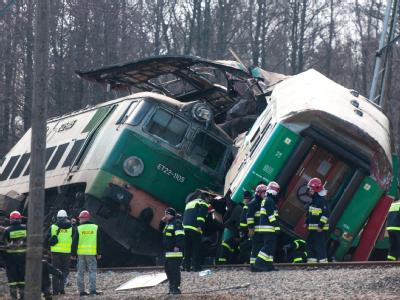 Zwei Züge sind frontal zusammengestoßen. Es ist das schlimmste Eisenbahnunglück in Polen seit zwanzig Jahren. Foto: Grzegorz Michalowski Verkeilt
