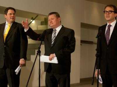 Berichten über die Ergebnisse: FDP-Generalsekretär Patrick Döring (l-r), CDU-Generalsekretär Hermann Gröhe und CSU-Generalsekretär Alexander Dobrindt. Foto: Jörg Carstensen Koalitionsrunde im Kanzleramt