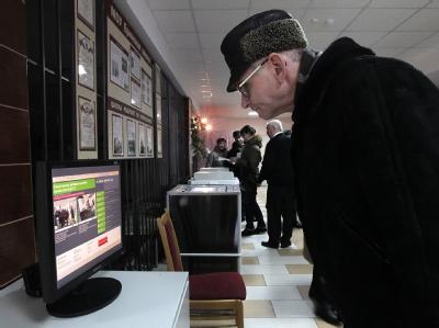 Landesweit wurden Webcams vor Wahlurnen und Wahlkabinen montieren. Foto: Maxim Shipenkov Russische Präsidentenwahl