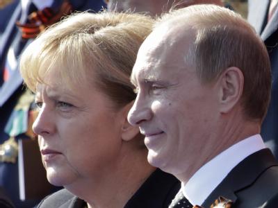 Bundeskanzlerin Angela Merkel will weiterhin eng mit Wladimir Putin zusammenarbeiten - trotz Zweifeln an der Rechtmäßigkeit der Wahl. Foto: Yuri Kochetkov Merkel und Putin