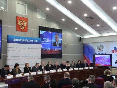 Die russische Wahlkommission erklärt Regierungschef Wladimir Putin zum Sieger der Präsidentenwahl. Foto: Sergei Ilnitski Russische Wahlkommission