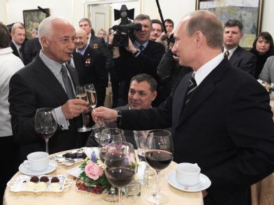 Wladimir Putin stößt während der Feierlichkeiten zu seinem Wahlsieg mit dem Dirigenten Vladimir Spivakov an. Foto: Alexey Druginyn/ Ria Novosti/ Government Press Service Siegesfeier
