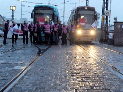 Zwei Straßenbahnen blockieren in Frankfurt am Main das VGF-Depot Gutleutstraße. Foto: Arne Dedert Warnstreiks im öffentlichen Dienst