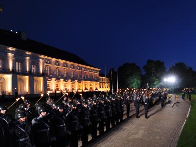 Großer Zapfenstreich für den zurückgetretenen Bundespräsidenten Horst Köhler vor dem Schloss Bellevue. Foto: Rainer Jensen/Archiv Großer Zapfenstreich