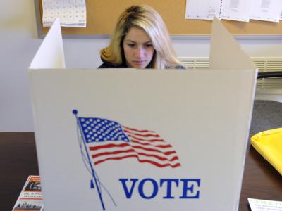 Eine Anhängerin der Republikaner gibt in Ashville, Ohio, ihre Stimme ab. Foto: Michael Reynolds Provisorische Wahlkabine