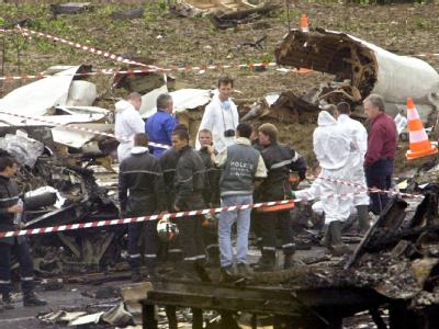 Spezialisten suchen in einem Trümmerfeld in Gonesse in der Nähe des Pariser Flughafens Charles de Gaulle nach Wrackteilen der verunglückten Concorde. Foto: Ferdinand Ostrop/Archiv Unglücksort