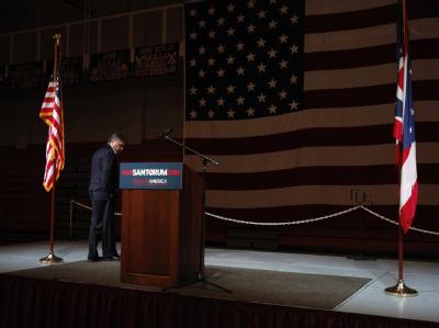 John Brabender, ein Berater von Rick Santorum, schreiten nachdenklich die Bühen in der Steubenville High School in Ohio ab. Foto: David Maxwell US-Vorwahlen