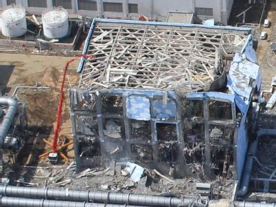 Blick auf das havarierte Atomkraftwerk Fukushima (Archivfoto vom 30.03.2011). Der Atomunfall hat bei einigen Japanern zum Umdenken in Sachen Atomkraft geführt. Foto: Air Photo Service/ Ho Zerstörtes Atomkraftwerk Fukushima