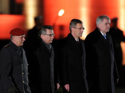 Ex-Bundespräsident Christian Wulff (2.v.r.) kommt zum Großen Zapfenstreich. Foto: Sören Stache Großer Zapfenstreich für Wulff