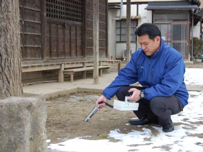 Ein Mann misst mit einem Geigerzähler im Stadteil Watari in der Provinzhauptstadt Fukushima die Strahlung. Foto: Takehiko Kambayashi Strahlenmessung