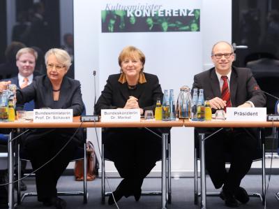 Bundeskanzlerin Angela Merkel, Bundesbildungsministerin Annette Schavan (l) und der Präsident der Kultusministerkonferenz, Ties Rabe, während der Kultusministerkonferenz in Berlin. Foto: Maurizio Gambarini Kultusministerkonferenz