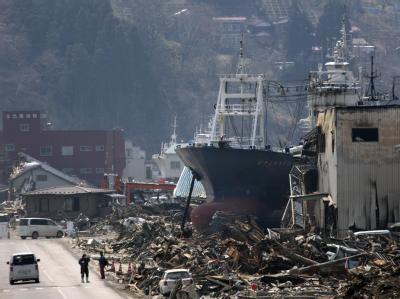 Gestrandete Fischtrawler an der vom Tsunami heimgesuchten Küste Japan. Foto: Kimimasa Mayama/ Archiv Zerstörung nach Tsunami