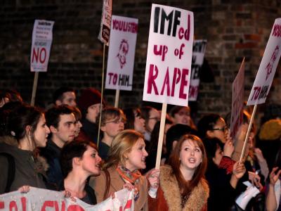 Studenten demonstrieren gegen den früheren IWF-Chef Dominique Strauss-Kahn in Cambridge. Foto: Chris Radburn Anti-Strauss-Kahn-Demo in Cambridge