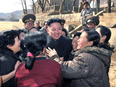 Nordkoreas Machthaber Kim Jong Un umringt von begeisterten Frauen. Foto: EPA/STR/Archiv Kim Jong Un