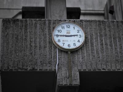 Die Uhr an der Grundschule steht auf 14:46 Uhr - zu diesem Zeitpunkt traf das Erdbeben den Ort Natori. Foto: Frank Robichon 14:46