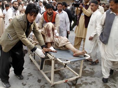 Rettungskräfte bergen einen Verletzten nach einem Bombenanschlag auf eine Trauerfeier in Pakistan. Foto: Arshad Arbab Anschlag in Pakistan