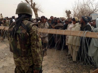 Afghanen protestieren vor einem NATO-Lager in Kandahar nach dem Amoklauf eines US-Soldaten. Foto: Mustafa Khan Protest in Kandahar