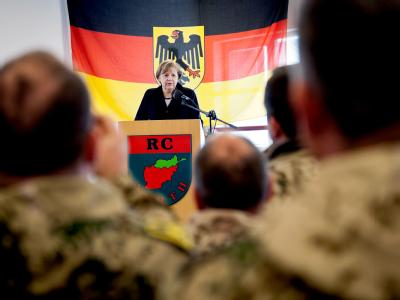 Bundeskanzlerin Angela Merkel hält im Camp Marmal in Masar-i-Scharif eine kurze Ansprache an die dort stationierten Bundeswehrsoldaten. Foto: Bundesregierung/Steffen Kugler Kanzlerin Merkel besucht Afghanistan