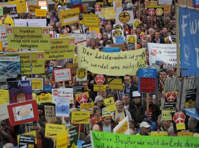 Fluglärmgegner bei der wöchentlichen Montags-Demonstration in der Abflughalle des Frankfurter Flughafens. Foto: Arne Dedert Montags-Demo im Frankfurter Flughafen