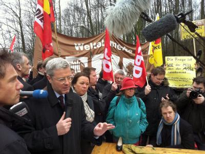 Bundesumweltminister Norbert Röttgen (CDU, 3.v.l.) besucht in Remlingen das marode Atommülllager Asse und diskutiert vor dem Einfahren mit betroffenen Bürgern aus der Region. Foto: Georg Ismar Röttgen besucht Atommülllager Asse