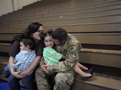 Nach einem Jahr in Afghanistan: Ein US-Soldat ist wieder glücklich mit seiner Familie in den USA vereint. Foto: Erik S. Lesser Wieder zusammen