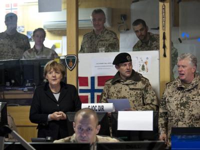 Bundeskanzlerin Merkel informiert sich gemeinsam mit dem Generalinspekteur der Bundeswehr, Volker Wieker (r), im Kommandostand des Lagers in Masar-i-Scharif über die Lage in Afghanistan. Foto: Bundesregierung/Steffen Kugler Merkel im Kommandostand