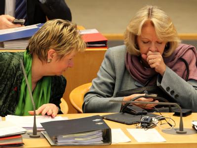 Die nordrhein-westfälische Ministerpräsidentin Hannelore Kraft (SPD) und Schulministerin Sylvia Löhrmann (Grüne). Foto: Roland Weihrauch NRW-Koalition
