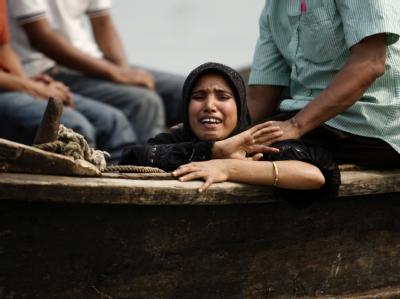 Eine Frau trauert um ihre Ehemann, der bei dem Fährunglück ums Leben gekommen ist. Foto: Abir Abdullah Fährunglück in Bangladesch