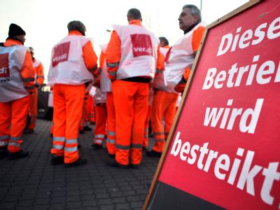 Mitarbeiter der Stadtreinigung Leipzig haben sich am 07.03.2012 zu einem Warnstreik eingefunden. Die Gewerkschaften im öffentlichen Dienst wollen ihre Warnstreiks fortsetzen. Foto: Jan Woitas Warnstreiks im öffentlichen Dienst