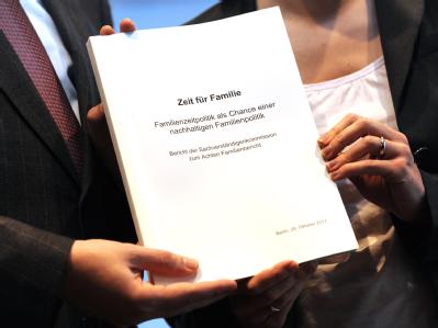 Bundesfamilienministerin Kristina Schröder (CDU) nimmt den 8. Familienbericht im Oktober letzten Jahres entgegen. Foto: Rainer Jensen 8. Familienbericht