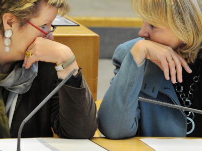 NRW-Ministerpräsidentin Hannelore Kraft (SPD, r) und Schulministerin Sylvia Löhrmann (Grüne) im nordrhein-westfälische Landtag. Foto: Julian Stratenschulte Rot-Grün in NRW droht vorzeitiges Scheitern
