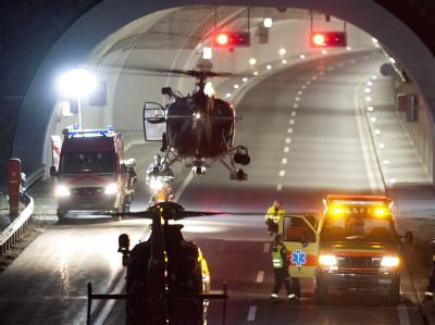 Die Verletzten wurden in nahe liegende Krankenhäuser gebracht. Dafür setzten die Rettungskräfte auch Hubschrauber ein. Foto: Laurent Gillieron Rettungskräfte