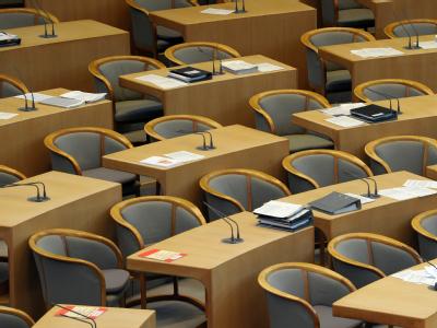 Unterlagen und leere Stühle im Landtag in Düsseldorf. Foto: Federico Gambarini Landtag NRW