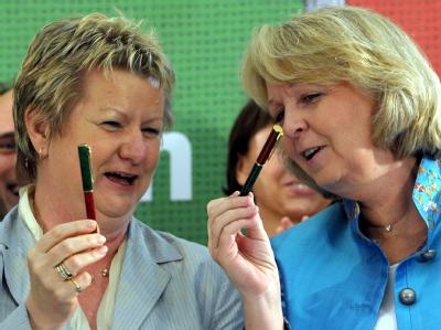 Sie regieren künftig wieder in NRW: Hannelore Kraft (r.) und Sylvia Löhrmann. Foto: Federico Gambarini / Archiv Kraft und Löhrmann