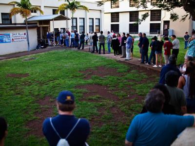 Geduldig warten Bürger vor einem Wahllokal im Staat Hawaii. Foto: Kent Nishimura Wahllokal im Staat Hawaii.