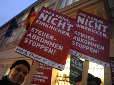 Campact-Aktivisten appellieren in Berlin: Protest gegen Steuerabkommen