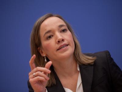 Bundesfamilienministerin Kristina Schröder: Der Kita-Ausbau im Westen stockt und die Kommunen wollen mehr Geld vom Bund. Foto: Kay Nietfeld Kristina Schröder