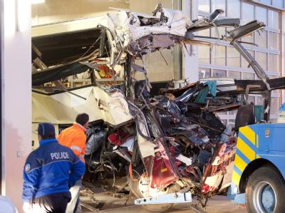 Bergungsarbeiten nach Busunfall: Die Rettungsaktion im Tunnel dauerte die ganze Nacht über an. Foto: Laurent Gillieron Bergung nach Busunfall