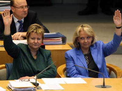 Ministerpräsidentin Hannelore Kraft (SPD, r) und Schulministerin Sylvia Löhrmann (Grüne) stimmen der Auflösung des Landtages zu. Foto: Oliver Berg Landtag NRW