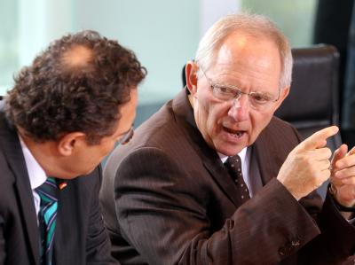 Nur eine Woche nach dem Fiskalpakt treibt die Regierung die Umsetzung weiterer Euro-Hilfen voran. Das schwarz-gelbe Kabinett bringt das Gesetz für den Rettungsschirm ESM auf den Weg: Bundesfinanzminister Wolfgang Schäuble (r.) und Bundesinnenminister Hans Kabinett
