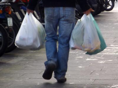 Die EU erwägt eine Zwangsabgabe auf Plastiktüten. Foto: Katie Kahle Plastiktüten
