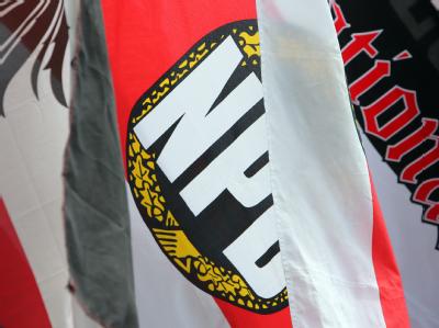 Die Unions-Innenminister sind bereit, für ein mögliches NPD-Verbotsverfahren die V-Leute aus der Führung der rechtsextremen Partei abzuziehen. Foto: Fredrik von Erichsen NPD-Fahne