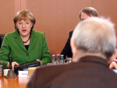 Bundeskanzlerin Angela Merkel (CDU) in der wöchentlichen Kabinettsitzung, ihren Platz ein. Der Regierungschefin gegenüber sitzt Bundesfinanzminister Wolfgang Schäuble (CDU). Foto: Wolfgang Kumm/Archiv Kabinett - Merkel