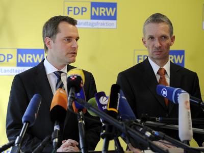 Bundesgesundheitsminister und FDP-Vorsitzende in Nordrhein-Westfalen, Daniel Bahr (l), und der Fraktionsvorsitzende Gerhard Pabke. Foto: Marius Becker NRW-FDP
