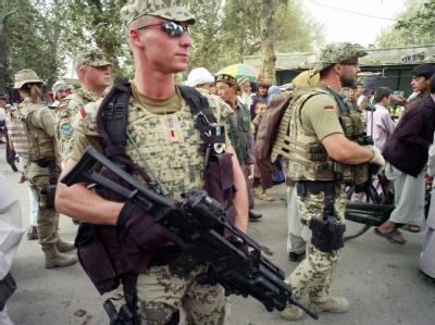 Bundeswehrsoldaten auf einer Marktstraße in Talokan bei Kundus, im Norden von Afghanistan. Foto: Maurizio Gambarini Bundeswehr in Afghanistan