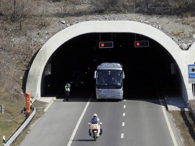 Ein Bus bringt Angehörige der Unfallopfer zum Unglücksort. Foto: Olivier Maire Unfallort