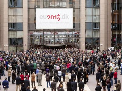 Mit einer Schweigeminute gedenken Millionen von Menschen in Belgien und den Niederlanden der 28 Toten des Busunglücks in der Schweiz. Foto: Olivier Hoslet Schweigeminute in Brüssel